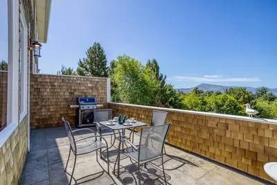 Image de Modern Beauty on Private Street has Netarts Bay, Ocean Views, Putting Green!