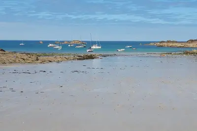 Image de Maison proche de la mer et des commerces d'un bourg, des sentiers de randonnée. .