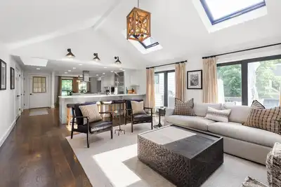 Image de Amazing Location, Downtown Charmer 5 Bedrooms, First Floor Master Suite