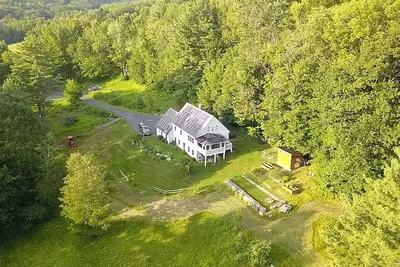 Image de Seasonal Rental! Luxury home w/hot tub 20 minutes to Killington