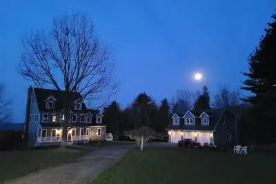 Image de Heywood Manor- Private, peaceful, yet close to town. Make memories here!