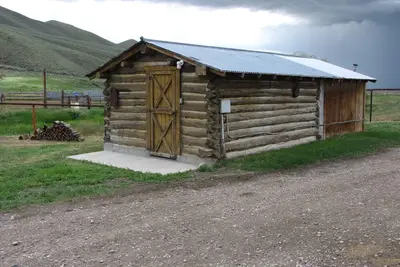 Image de Cozy rustic cabin on Little Sheep Creek at foot of Lima Peaks