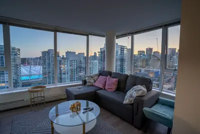 Image de Sub-Penthouse 35th Floor | Sleeps 9, 270° Views, Pool & Patio | Walk to Bc Place