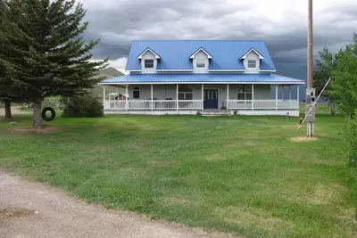 Image de Big beautiful house on Little Sheep Creek at foot of Lima Peaks