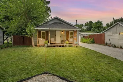 Image de 3031 W Olive St · Cheerful 2-Bedroom w/ convenient Expressway access