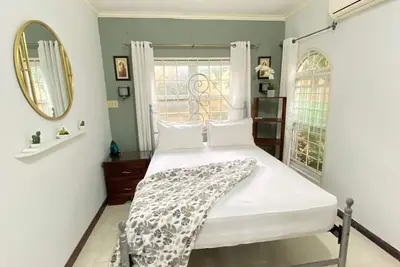 Cozy upscale apartment centrally located in Kingston 6