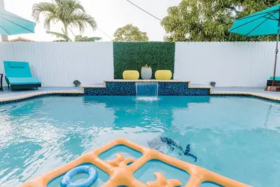 Encanto Family, cozy patio & pool, near to everything