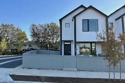 Image de Tranquil Townhome in Prime Location