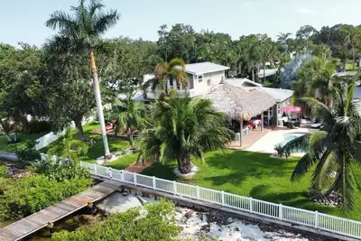 Image de The Palms - Manatee Riverfront Retreat With dockage.