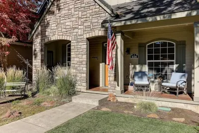 Image de Comfortable & charming 2 story home in Sisters Oregon!