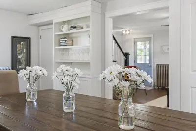 Image de Beautiful 4 bedroom home just 3 1/2 blocks from downtown & Lake Michigan