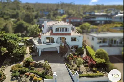 Image de Huge luxurious Family home - Stunning Water Vista, 15 min from Hobart Cbd