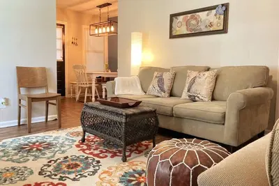 Image de Fun 2 bedroom home w/ office space, 14 min to Fort