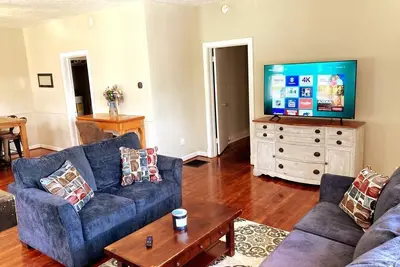 Image de 2 bed 1 bath, 5 min to downtown, 12 min to base