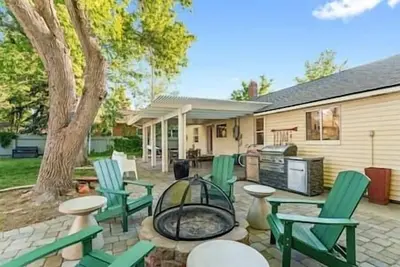 Image de Reno Roost a welcoming private home with yard in Old Sw Reno