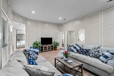 Image de Updated and centrally located home with attached garage.