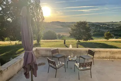 Image de peaceful place at the top of a hill, with an amazing 360° view.