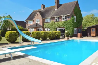 Image de 5 chambres à coucher à Abbots Salford, near Stratford-upon-Avon