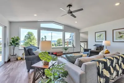 Image de Cranes Landing Hidden Beach Home - Whidbey Island 3br w/ Ocean Views by RedAwning