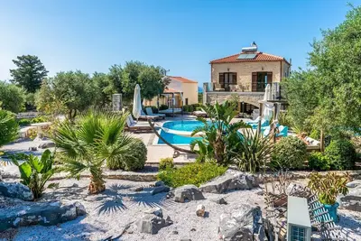 Image de Villa Peristeri - Six Chambres Villa, Couchages 18
