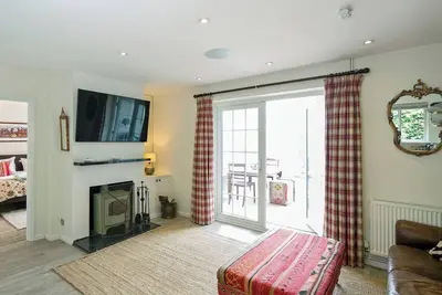 Image de 2 chambres à coucher à Guildford