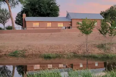 Image de Classic farmhouse on 20 acres, no cleaning fee!