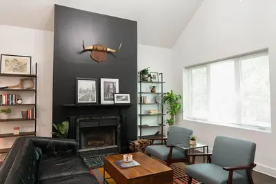 Image de Classic Workers Cottage in Vibrant Bucktown Chicago.