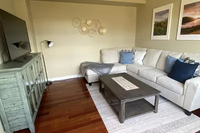 Ideal Location! 1 Block from Okanagan Lake!