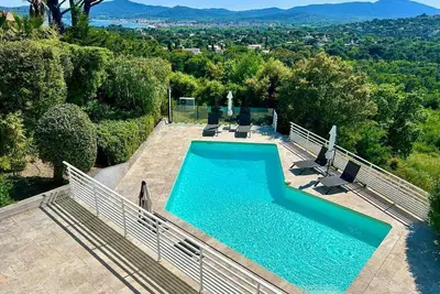 Image de Villa pour 6 personnes avec piscine et vue panoramique et aperçu mer sur les collines de Grimaud