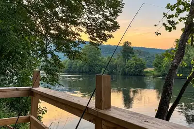 Image de 3 Br Riverside Family Cabin w/ Hot Tub