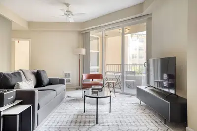 Image de Sunny San Bruno 2br w/ Pool, W/D, Gym, walk to YouTube, by Blueground