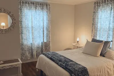 Image de Comfy vintage cottage in beautiful small town--7mins from everything.