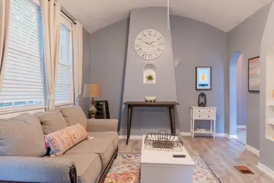 Image de Tranquil Duplex in Green, Walkable Area - 3 mi to Dt!