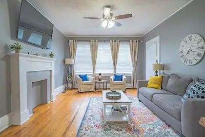 Image de Bright & Modern 2 Br/2ba Getaway - 2. 5 mi to Dt!