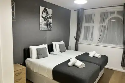 Image de Seven Suites - Beautiful 2-Bed Apartment with Parking