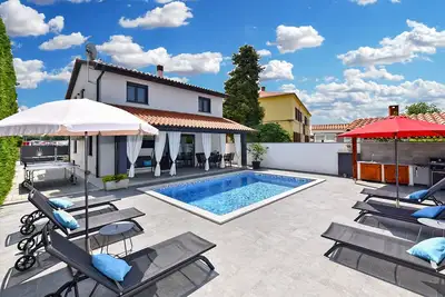 Image de House 2186/56358 (Istria - Galižana), 5000m from the beach