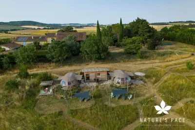 Image de Luxury Glamping in the countryside with private bathroom and kitchen