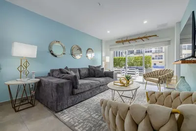 Image de Modern, Trendy Condo with Terrace at Pool Level - No kids allowed.