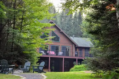 Image de Spacious, family-sized, pet-friendly chalet style log home on Lake Chippewa.