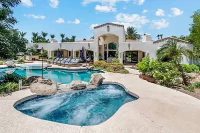 Image de ❤️️3 Min to Old Town❤️️Spectular Villa❤️️SwimBar❤️️PickleBall❤️️Golf❤️️Spa❤️️Bbq