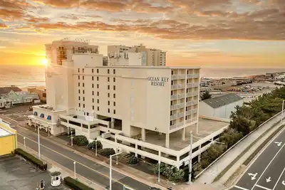 Image de Ocean Key Resort Directly Across the Street from Beach with Balcony!