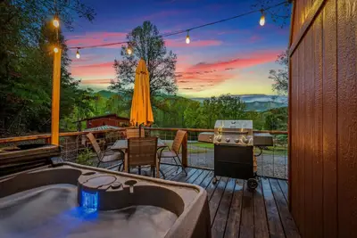 Image de Brand new! 2bed/1bath Cabin with Mountain View, hot tub and grilling deck / Fire Pit table
