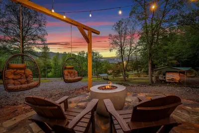 Image de The Ritz Carlton of Tiny Cabins w/ Hot Tub / Fire Pit table
