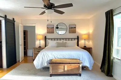 Image de Hosts groups up to 13; relax with the whole crew at this private, peaceful getaway