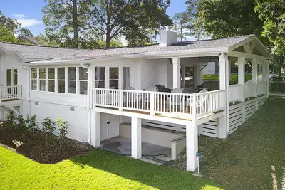 Image de Lake Murray \"Porch Cottage\" in fantastic location. Private boat ramp.