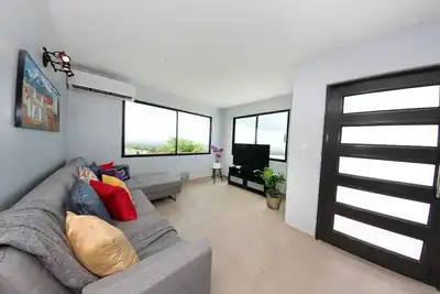 Image de Spacious, Fully Furnished 3br House with Stunning Mountains and Ocean Views