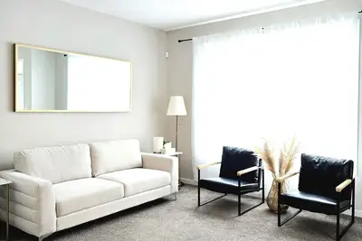 Image de Spacious 3 Br house wt Ac 8min to Yyc airport sleeps 10