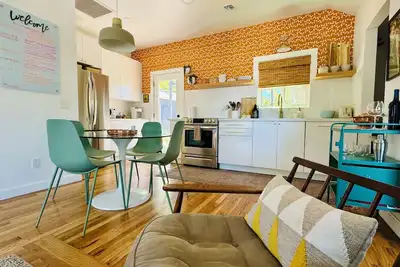 Image de Renovated Retro Bungalow - Walk to Downtown!