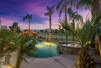 Golf Course Oasis, Pool, Spa, Games, Walk to Festivals, Pet Friendly.