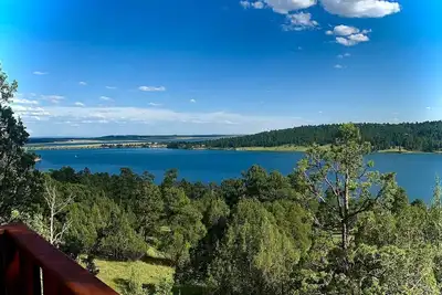 Image de Keyhole cabin, lake access w/ public dock, ice fishing in winter months.